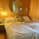 Vakantiehuis Chic Riverfront Retreat With Private Jacuzzi, Big Berry *