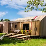 Vakantiehuis Chic Riverfront Retreat With Private Jacuzzi, Big Berry