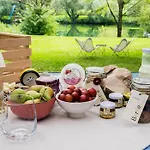 Vakantiehuis Chic Riverfront Retreat With Private Jacuzzi, Big Berry Gradac