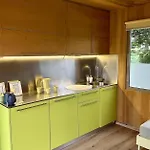 Vakantiehuis Chic Riverfront Retreat With Private Jacuzzi, Big Berry