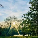 Chic Riverfront Retreat With Private Jacuzzi, Big Berry