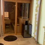 Chic Riverfront Retreat With Private Jacuzzi, Big Berry Vakantiehuis *