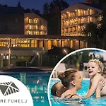 Vakantiehuis Chic Riverfront Retreat With Private Jacuzzi, Big Berry *