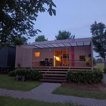 Chic Riverfront Retreat With Private Jacuzzi, Big Berry Prázdninový dům *