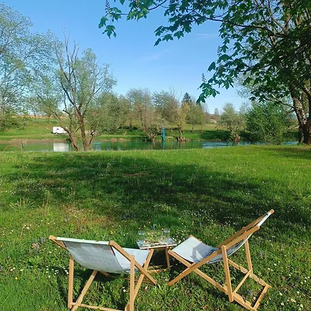 Prázdninový dům Chic Riverfront Retreat With Private Jacuzzi, Big Berry *