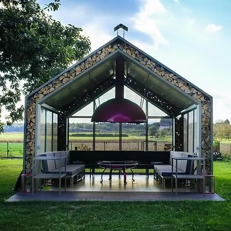 Chic Riverfront Retreat With Private Jacuzzi, Big Berry Prázdninový dům