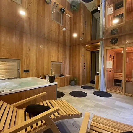 Prázdninový dům Chic Riverfront Retreat With Private Jacuzzi, Big Berry Gradac