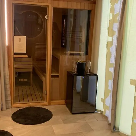 Chic Riverfront Retreat With Private Jacuzzi, Big Berry Prázdninový dům *
