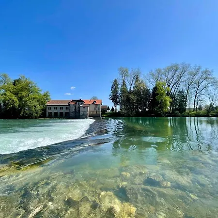 Chic Riverfront Retreat With Private Jacuzzi, Big Berry