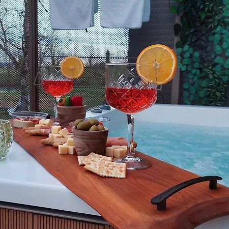 Chic Riverfront Retreat With Private Jacuzzi, Big Berry Prázdninový dům