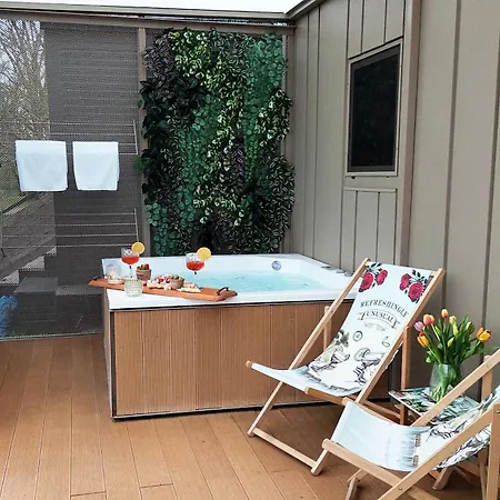 Chic Riverfront Retreat With Private Jacuzzi, Big Berry Prázdninový dům *