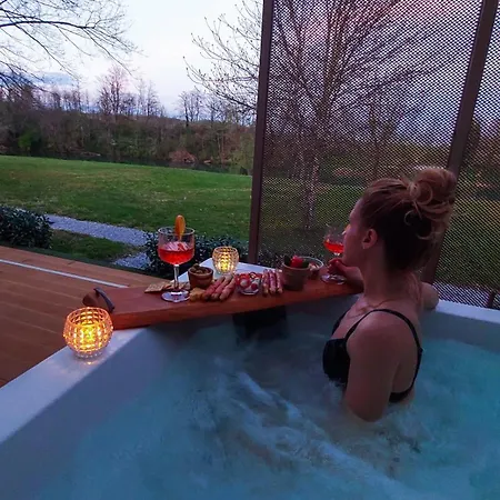 Chic Riverfront Retreat With Private Jacuzzi, Big Berry Prázdninový dům *