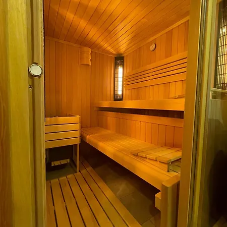 Chic Riverfront Retreat With Private Jacuzzi, Big Berry Prázdninový dům Gradac