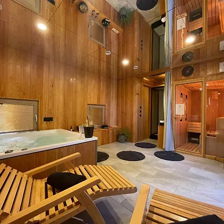 Chic Riverfront Retreat With Private Jacuzzi, Big Berry Prázdninový dům